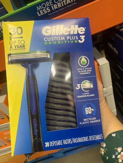 GILLETTE Custom Plus 3 Disposable Razor